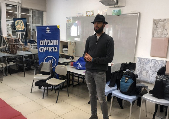 אביב ליבוביץ' מעביר הרצאה