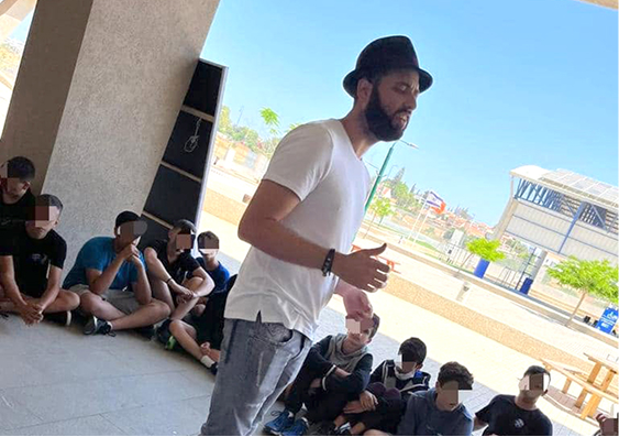 אביב ליבוביץ' מעביר הרצאה